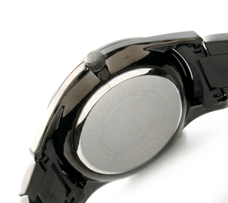 ③パッキンに気を付けて裏蓋を閉める