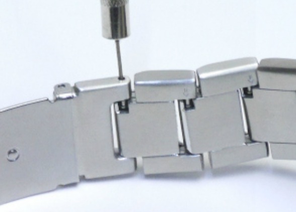 STEP1:バンド側面の穴に工具を差し込み外す
