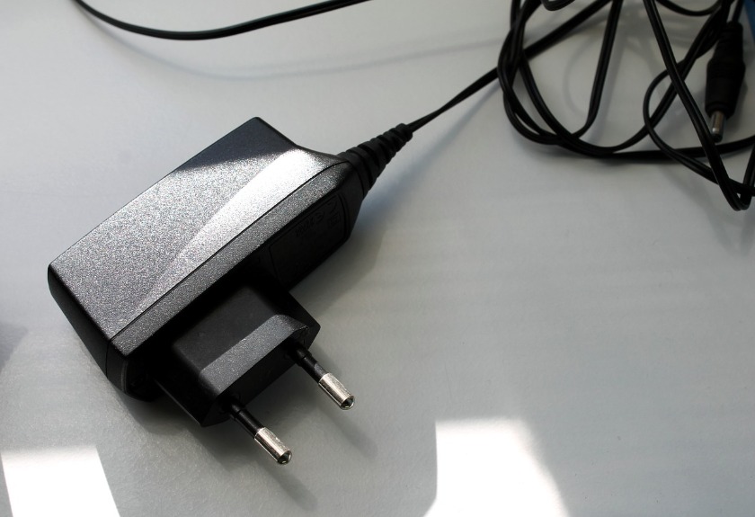 2.純正の充電器を使用する