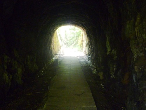 穴　トンネル