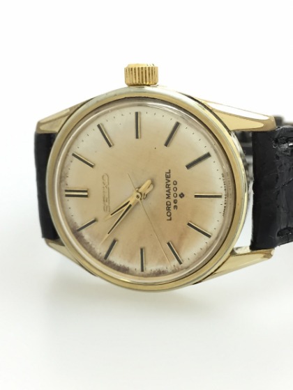 ロゴやダイヤルのデザインが違う