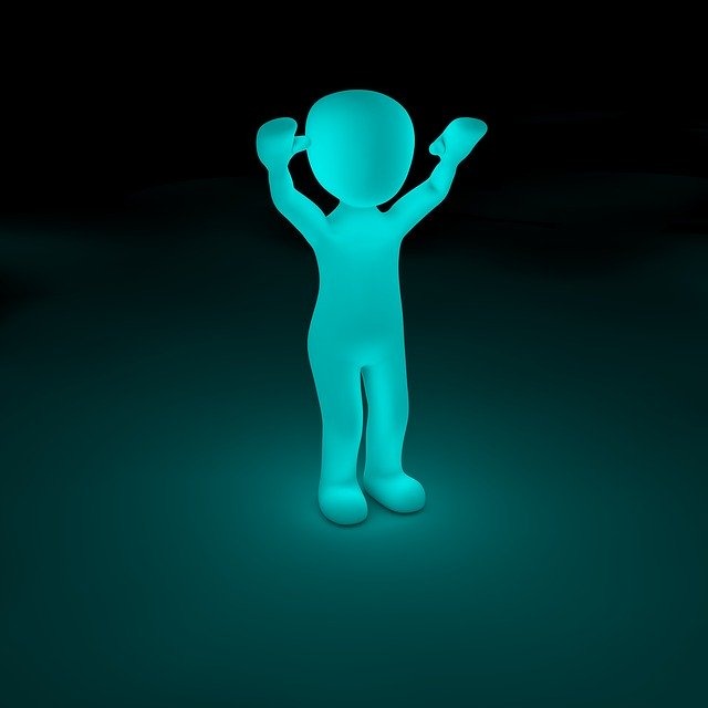 青い文字盤が光の加減で輝きを放つ