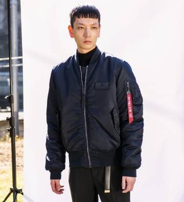 ③首元にアクセントの「ハイネック」