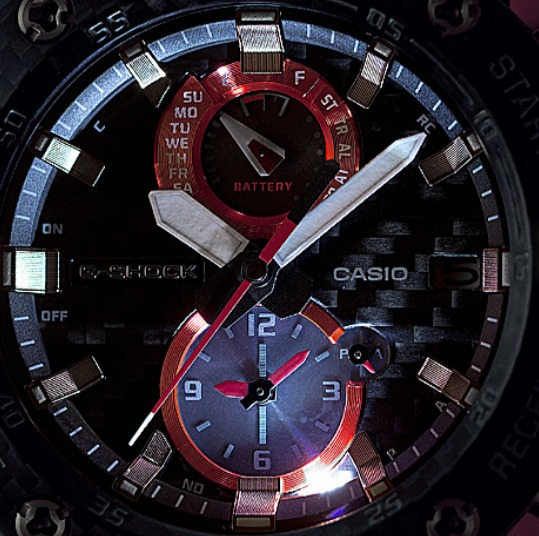 文字盤にもカーボンを採用 クールな外観に