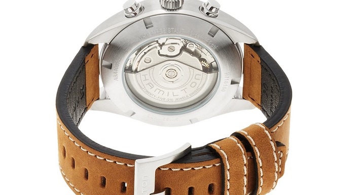 ヌバックレザーの時計で手元にリッチ感を演出