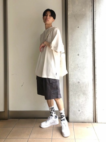 オーバーサイズTシャツ×カーゴショートパンツ