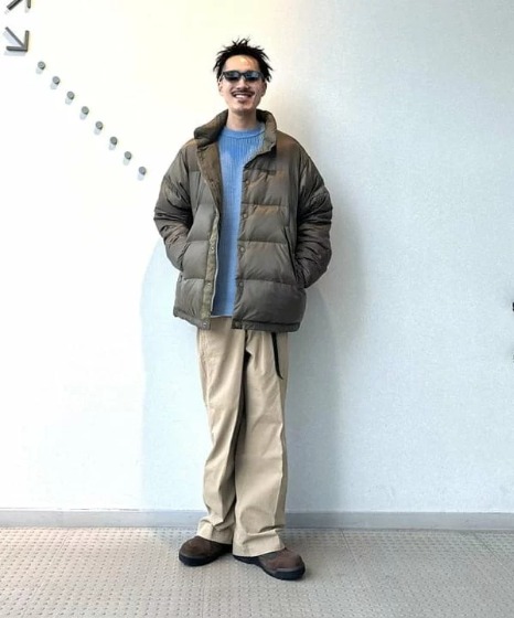 カーキ×チノパン
