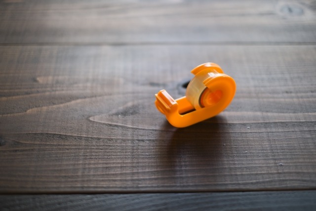 古い電池を(セロテープで)取り出す