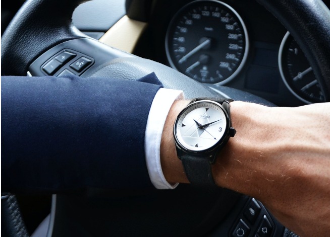 TRIKONA LONDONはシーン問わず活躍する腕時計
