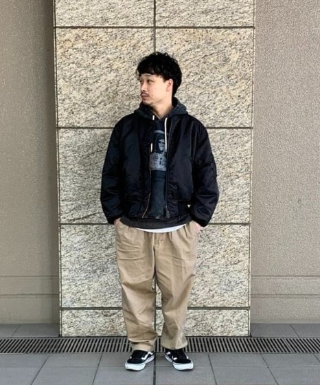 ブラック×同系色スウェットのシンプルコーデ