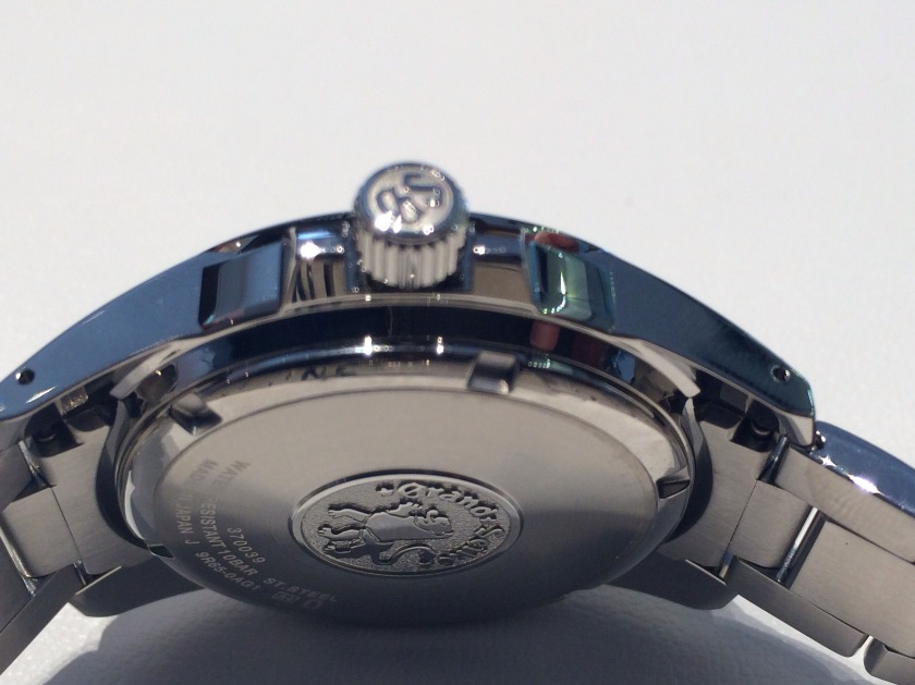 ②スプリングドライブは時計に厚みがある