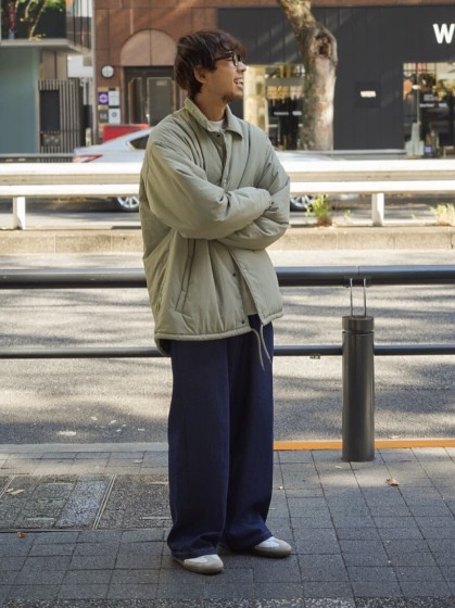 ベージュ×ワイドパンツ