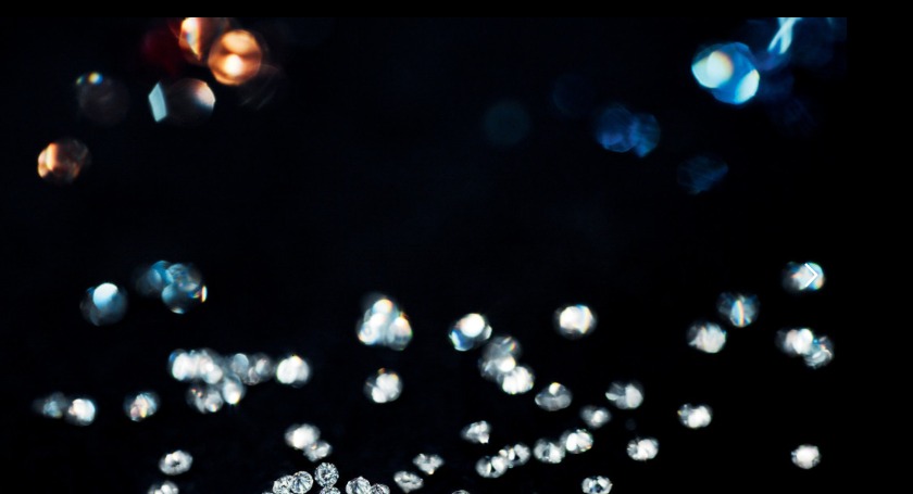 ダイヤとサファイアの装飾を手作業で