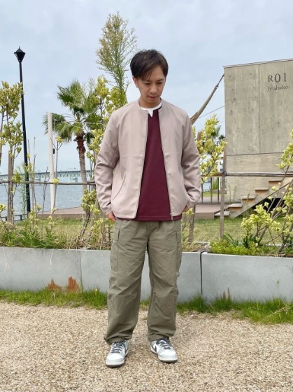 ベージュ革ジャン×カーゴパンツ