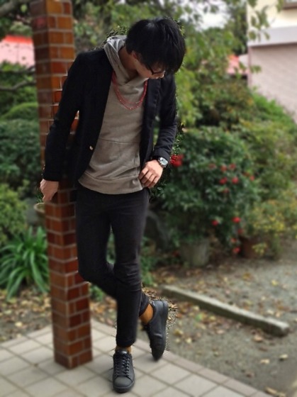 コーデ2：ブラックジャケット×グレー