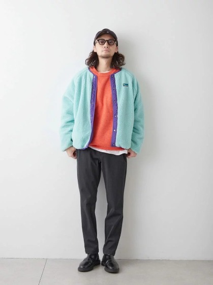 反対色の重ね着コーデ