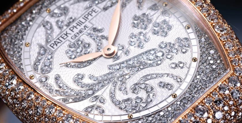 魅力1:ダイヤ装飾でさらに高級な質感に