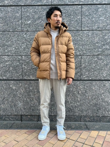 ベージュ×チノパン