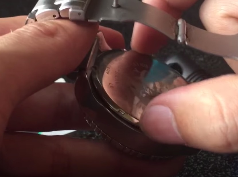 ⑦裏蓋を閉める