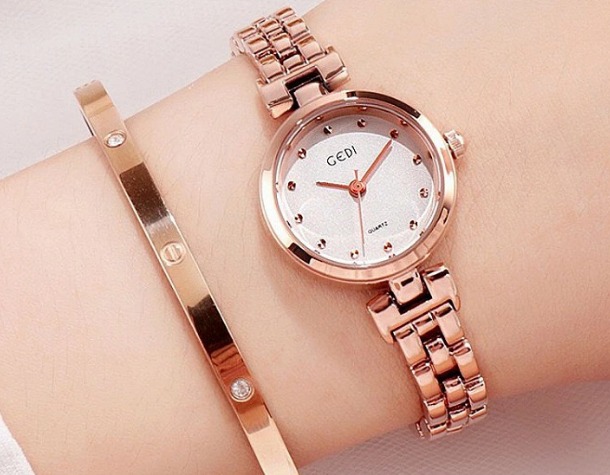 洋服と合わせやすいシンプルなモデルもあり