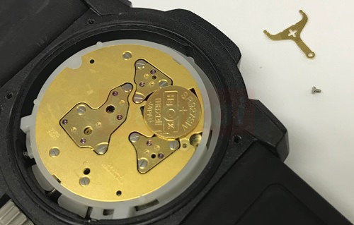 間違った作業で時計を傷つけるから