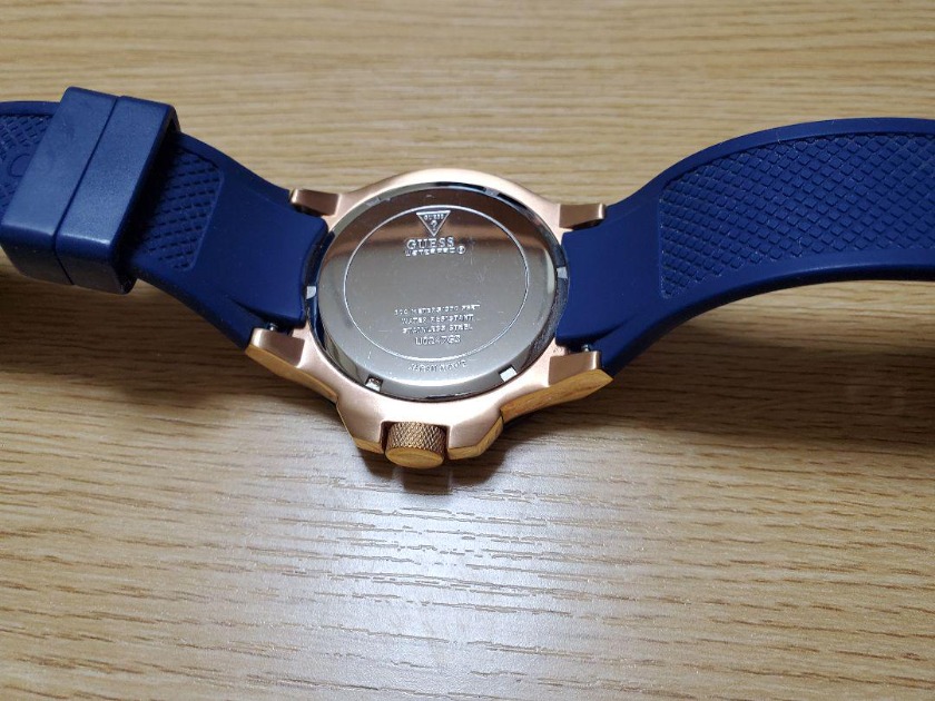 ③パッキンなどを確認して裏蓋を閉める