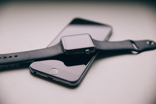 ①スマホを取り出す手間が省ける