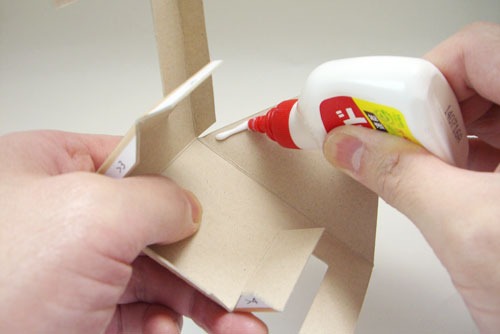 STEP3：ボンドを使って組み立てる