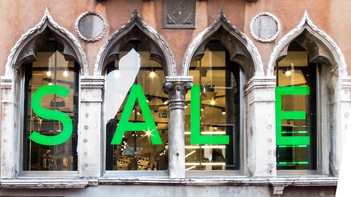 アウトレット商品の値段はシーズン毎に割引率が決まっている