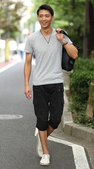 ①大人モノトーン系×グレーTシャツ