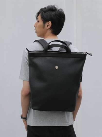 ②レザーリュック(メンズ)×大きめコーデ