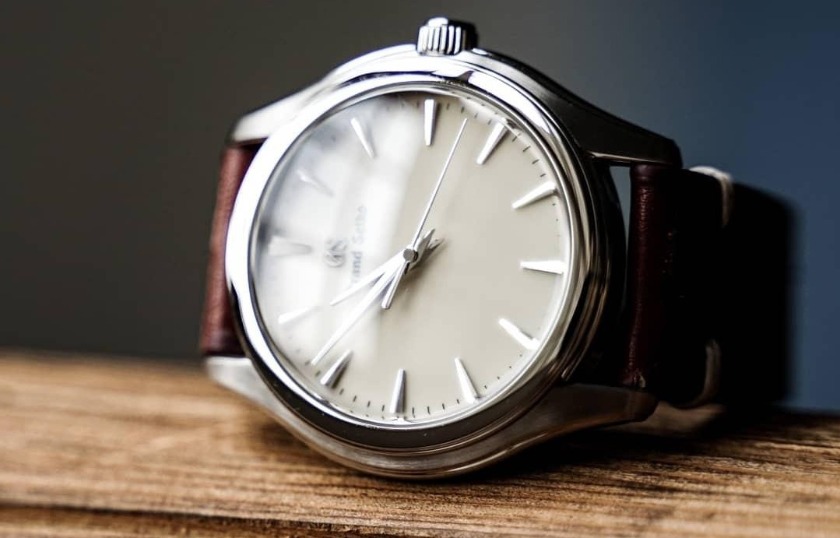 ベーシックなレザーベルトとシンプルな文字盤