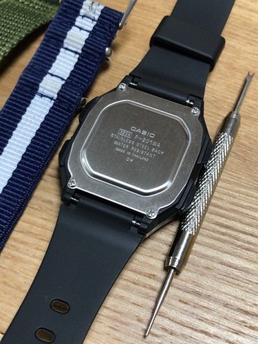 手順2:時計のバネ棒を外しベルトを外す