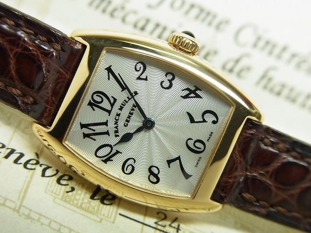 フランクミュラーの"トノーカーベックス"はおしゃれなデザインが人気