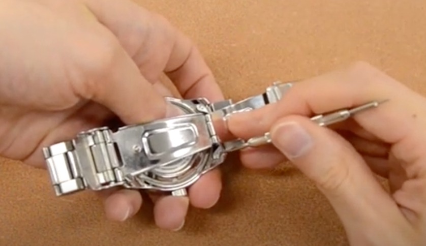 STEP2:バネ棒外しで2箇所バネ棒を外す