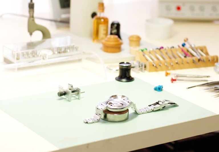 曙橋周辺の時計店：時計修理OverCoil