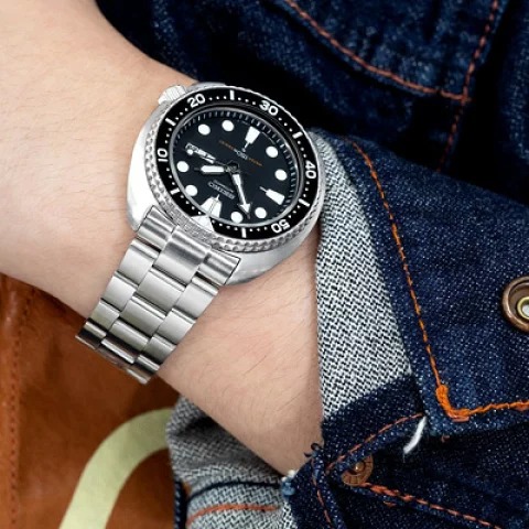 純正より手首にフィットする装着感