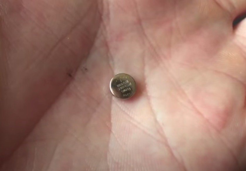 ⑤電池を外し、表裏を確認し新しい電池を入れる