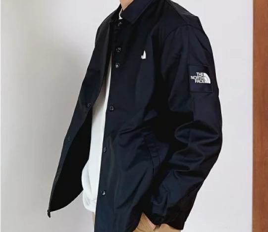 軽くて機能的なコーチジャケットは男性のマストアイテム？