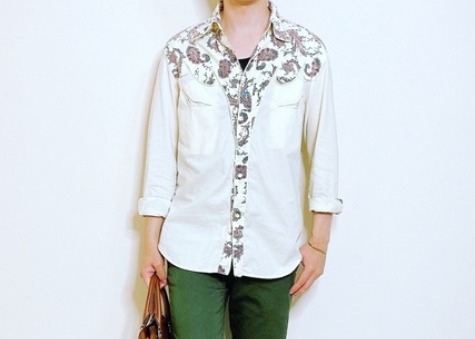 ペイズリー柄シャツ×グリーンパンツ