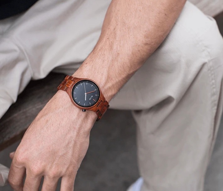 木製腕時計は木目が鮮やかで個性を演出できるアイテム