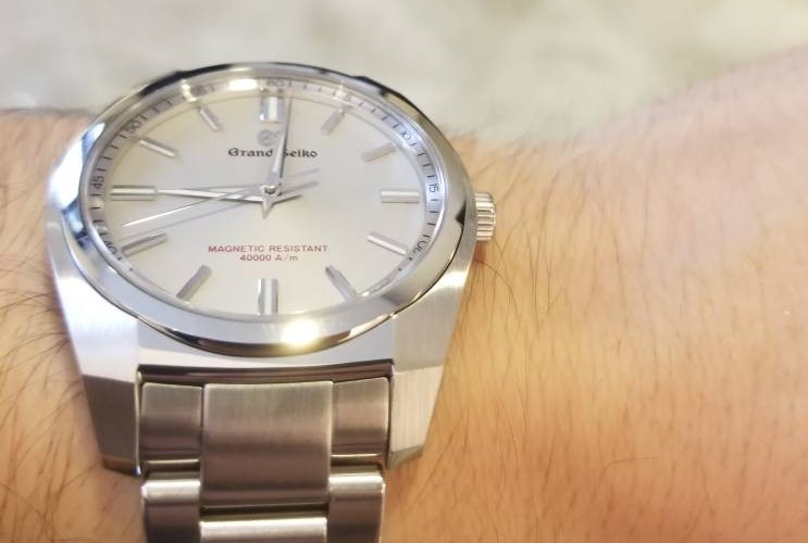 赤ロゴが印象的