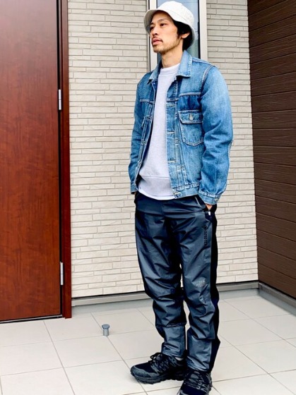 コーデ7：ブルー×トラックパンツ