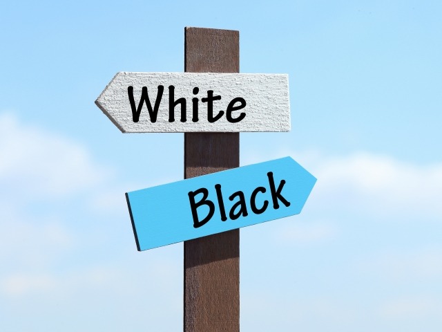 ブラック＋針の色でアクセント