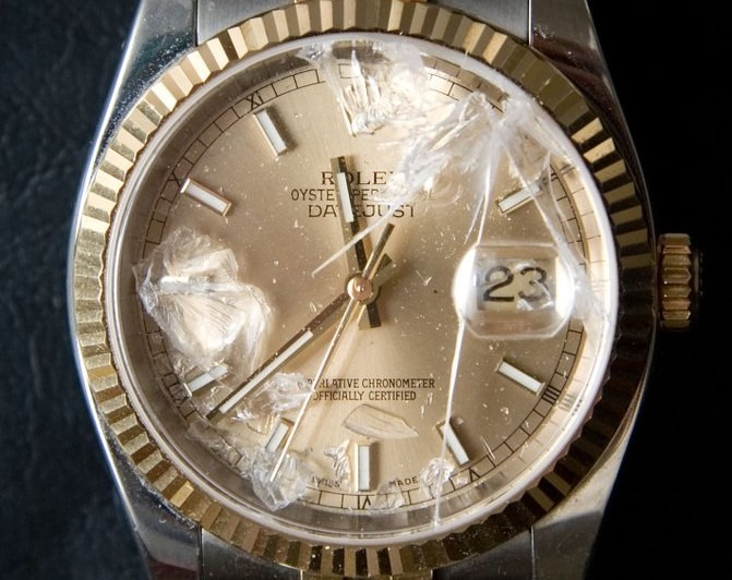 特徴③文字盤が割れている