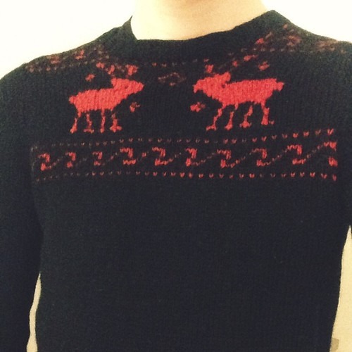 ①黒ニットを合わせて