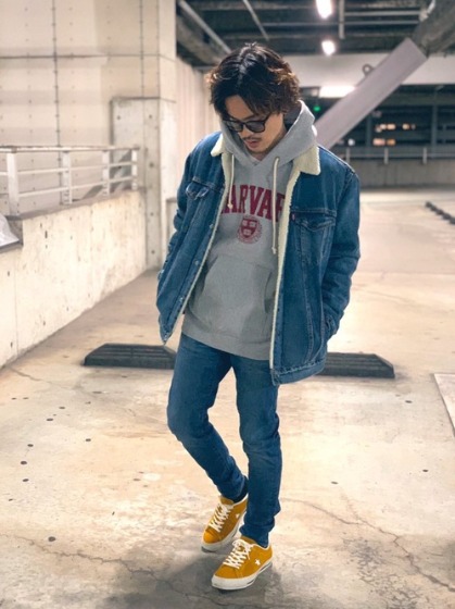 コーデ2：ブルーデニム×グレーパーカー