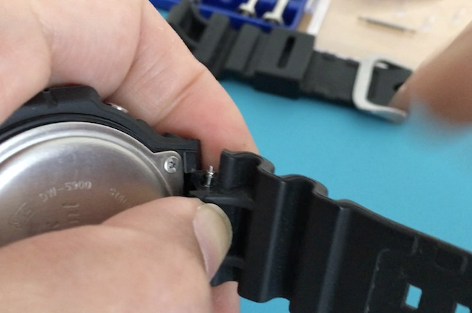 STEP1:ドライバーで裏蓋のネジを外す