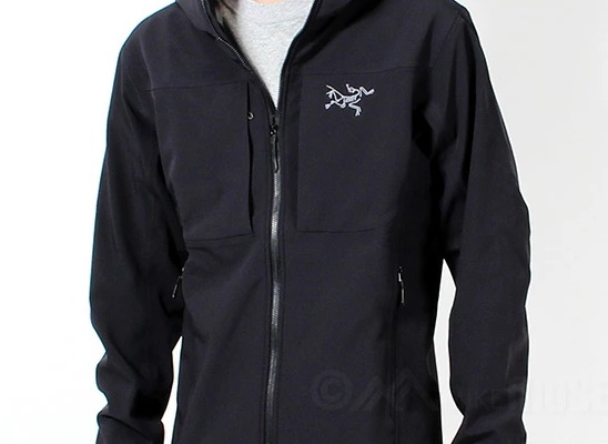 マウンテンパーカーはコーデ次第で一年中着まわしOK