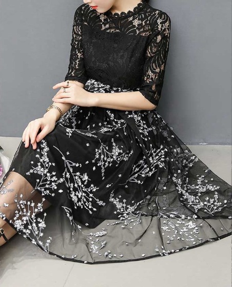 ピンクゴールドの腕時計コーデ：モノトーンコーデのアクセントとして